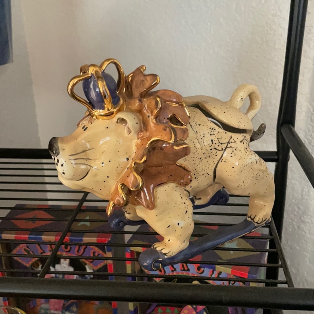 Vintage Blue Sky Lion